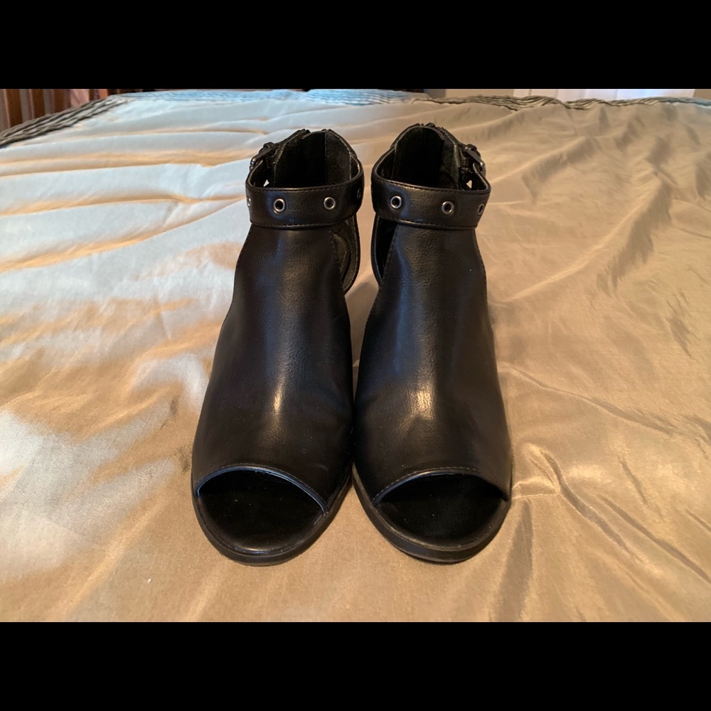 Vera Wang Black Shoes